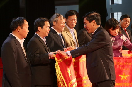 Công ty nhận cờ thi đua của UBND tỉnh