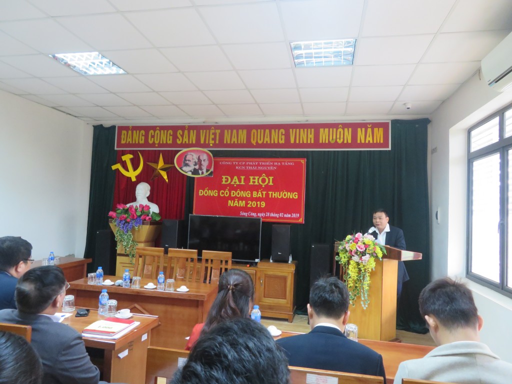 Đồng chí Nguyễn Ngọc Hưng tuyên bố lý do Đại hội, giới thiệu đại biểu
