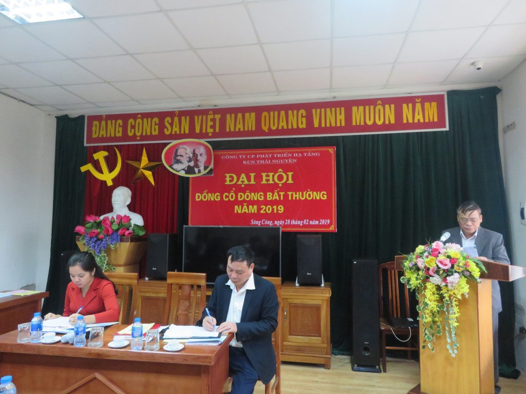 Đồng chí Hoàng Công Doãn công bố chương trình Đại hội và trình bày một số nội dung về việc miễn nhiệm bà Đào Thị Thanh Thúy thôi thành viên HĐQT và bổ sung một thành viên HĐQT nhiệm kỳ 2016-2020