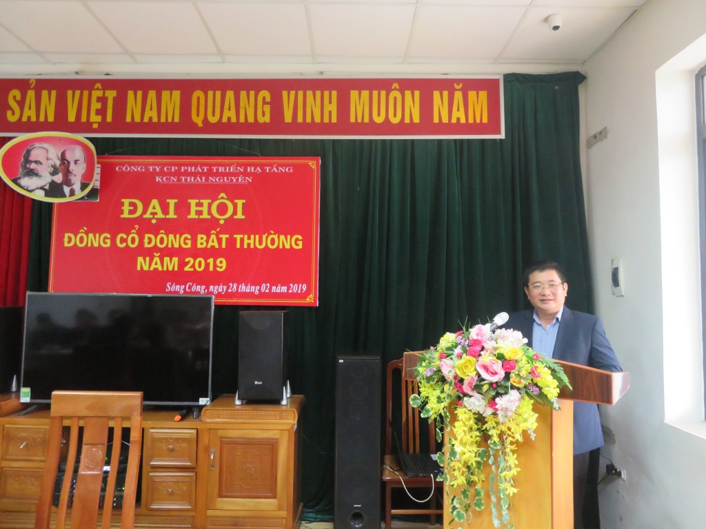 Ông Đinh Việt Tùng - Trưởng ban đầu tư 2 (SCIC) - Thành viên HĐQT Công ty cổ phần phát triển hạ tầng KCN Thái Nguyên phát biểu ý kiến.